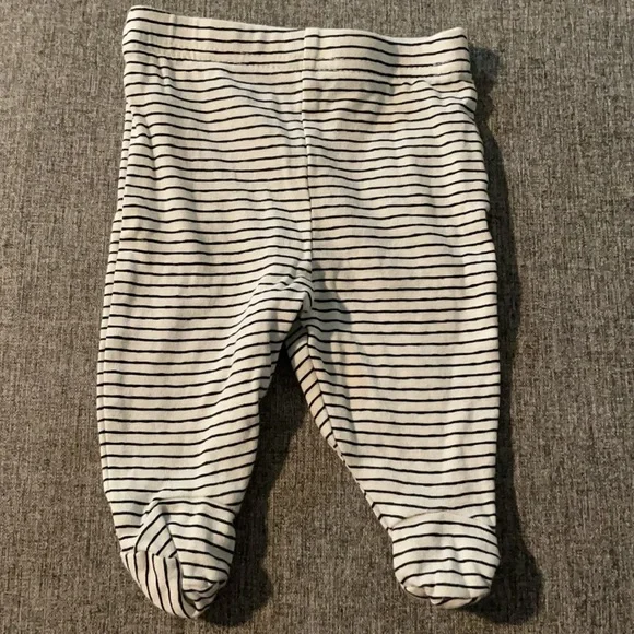 Boy’s Carter’s/Gerber Onesie & Joggers (6 pieces) - Picture 6 of 12